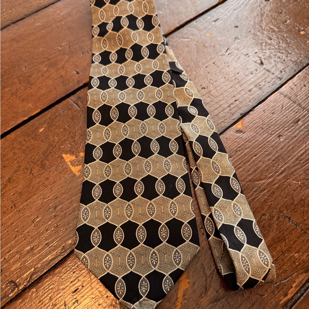 100% silk Black and Gold Men's Tie Classic Geoffrey Beene New York